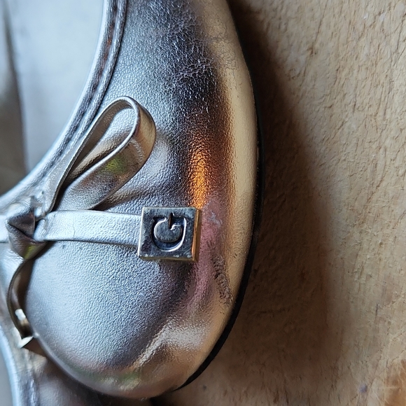 6.5M Metallic White Gold Bow Charms Guess Ballet Flats Vegan - Picture 6 of 14